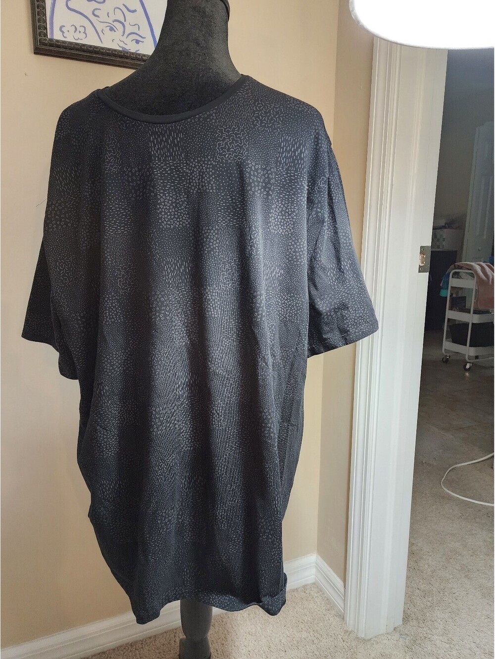 Express Men's XXL Stretch Moisture Wicking Black Patterned T-Shirt